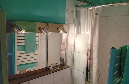 Parapluies Bed & Breakfast | Chambre hôte in Fontenay/bois near Paris and Bois Vincennes RER A & metro 15 min away