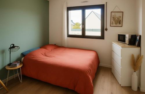 Plouguerneau Bed & Breakfast | Chambre privée 350 m de la mer et proche et gr34 avec coin repas et micro onde