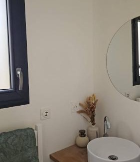 Plouguerneau Bed & Breakfast | Chambre privée 350 m de la mer et proche et gr34 avec coin repas et micro onde