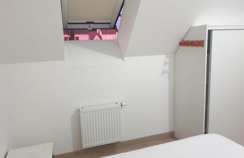 Dammartin-en-Goele House | Chambre privative avec ventilateur portable