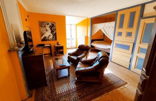 Montegut Bed & Breakfast | Chambre Rustique du Château Montegut Vue sur les Pyrénées