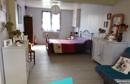 Varetz Bed & Breakfast | Chambre Spacieuse Idéalement Située