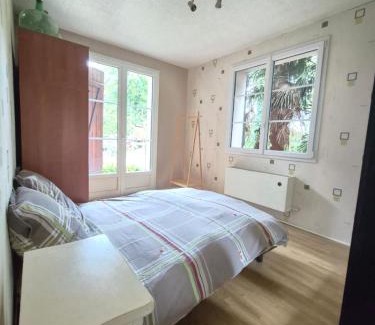 Nouzilly House | Chambre verte dans un appartement independant de l habitation
