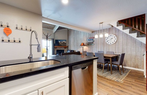 Mammoth Lakes Condo | Chamonix #70 - Near Yearly Outdoor Activities!