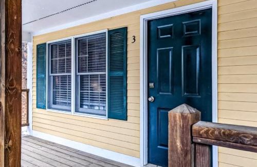 Ludlow Apartment | Champagne Supernova