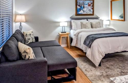 Ludlow Apartment | Champagne Supernova