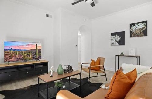 Glendale Sports and Entertainment District Apartment | Champion's CozySuite walk to the stadium with pool!