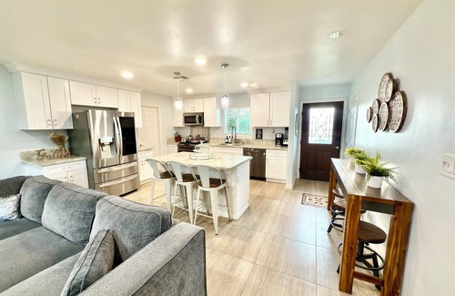 Pumpkin Center House | Chandelier Retreat 3BR/2BA King Bed 85” TV Netflix