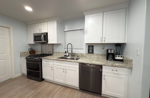 Pumpkin Center House | Chandelier Retreat 3BR/2BA King Bed 85” TV Netflix