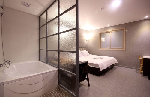 Jinhae-daero Hotel | Changwon Jinhae Som