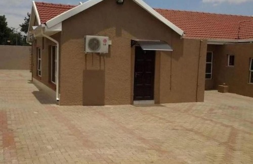 Kempton Park Cabin | Channel View Lodge