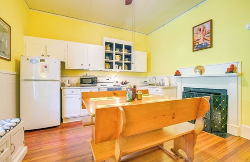 Chapel Hill Apartment | Chapel Hill Getaway w/Deck ~ 4 Mi to UNC!