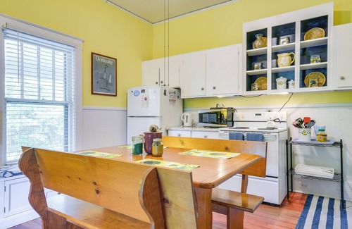 Chapel Hill Apartment | Chapel Hill Getaway w/Deck ~ 4 Mi to UNC!