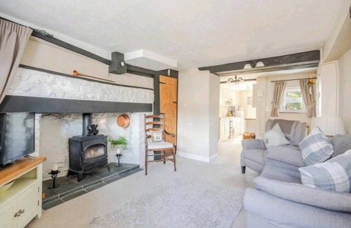 Malmesbury House | Chapter Cottage; Cosy Escape Sleeps 4+Dog-Friendly