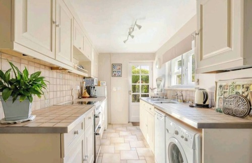 Malmesbury House | Chapter Cottage; Cosy Escape Sleeps 4+Dog-Friendly
