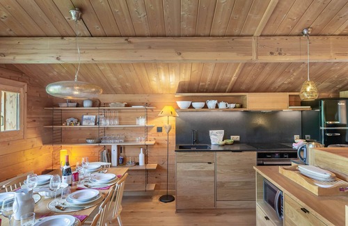 Saint-Marcel Apartment | Charming 4-Bedroom Chalet with Balcony, Fireplace & Ski Access – Sleeps 10
