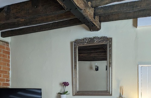 Marlborough Cottage | Character 400 yr old 1 bed Cottage in Heart of Marlborough With big Personality!