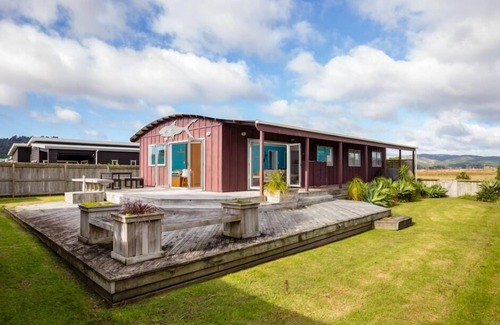 Matarangi House | Character Beach Property -Fully fenced open plan, Wifi, pet and family friendly.