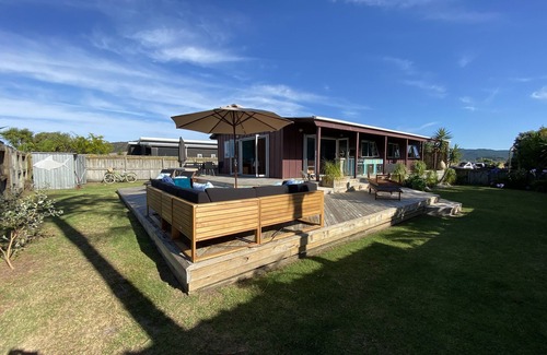 Matarangi House | Character Beach Property -Fully fenced open plan, Wifi, pet and family friendly.