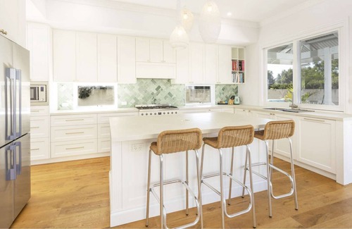 East Fremantle House | Character cottage at the front, pool house at the back! Free WIFI and parking.