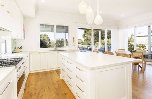 East Fremantle House | Character cottage at the front, pool house at the back! Free WIFI and parking.