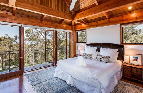 Eagle Bay House | CHARACTER FILLED EAGLE BAY ESCAPE OFFERING BLISSFUL VIEWS THROUGH THE TREETOP