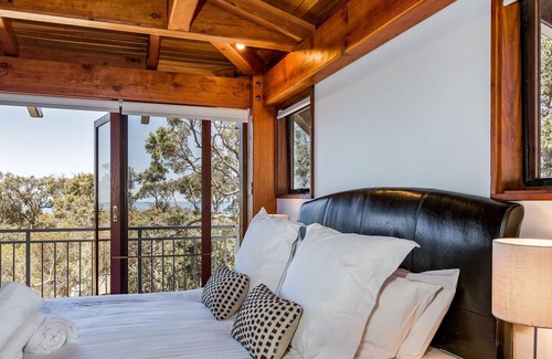 Eagle Bay House | CHARACTER FILLED EAGLE BAY ESCAPE OFFERING BLISSFUL VIEWS THROUGH THE TREETOP