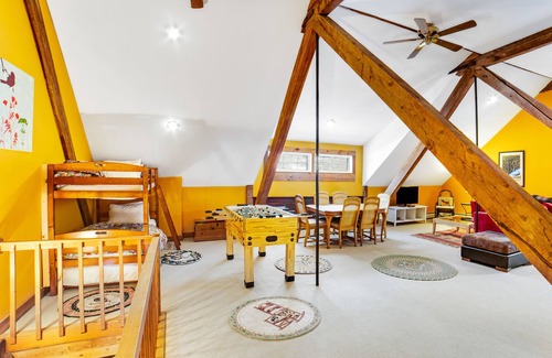 Manchester House | Characterful, dog-friendly home with fast WiFi, wood stove, foosball, & W/D