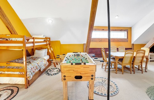 Manchester House | Characterful, dog-friendly home with fast WiFi, wood stove, foosball, & W/D