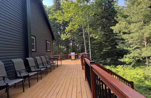 Gravenhurst Cottage | Charcoal Tree House: Cozy Cottage, Luxe Deck, Stargazing, Theatre, Forest Views