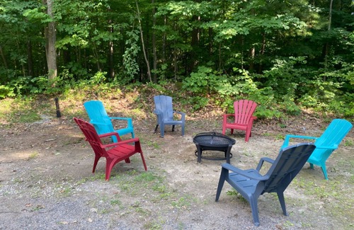 Gravenhurst Cottage | Charcoal Tree House: Cozy Cottage, Luxe Deck, Stargazing, Theatre, Forest Views