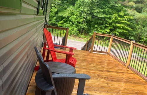 Gravenhurst Cottage | Charcoal Tree House: Cozy Cottage, Luxe Deck, Stargazing, Theatre, Forest Views