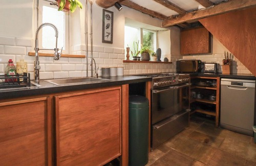 Shipston on Stour Cottage | CHARITY SCHOOL HOUSE, pet friendly, with hot tub in Shipston-On-Stour