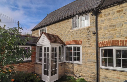 Shipston on Stour Cottage | CHARITY SCHOOL HOUSE, pet friendly, with hot tub in Shipston-On-Stour