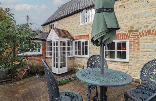 Shipston on Stour Cottage | CHARITY SCHOOL HOUSE, pet friendly, with hot tub in Shipston-On-Stour