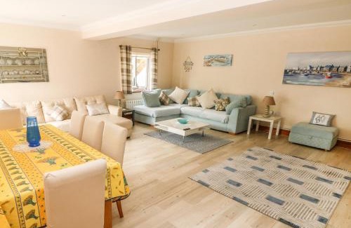 Saundersfoot House | Charlecote House