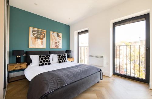 Staines Apartment | Charles Hope Staines Riverside