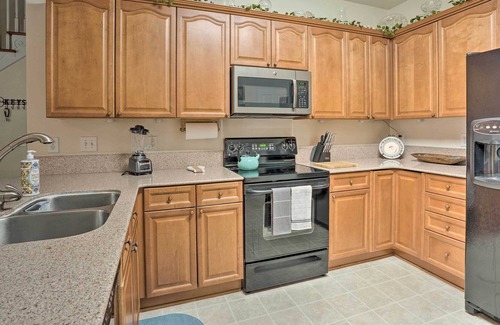 North Charleston House | Charleston Area Home w/ Deck ~ 20 Mi to Dtwn!