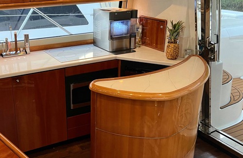 Charleston Boat Rental | Charleston’s best private luxury accommodation: welcome aboard Lady Sadie.