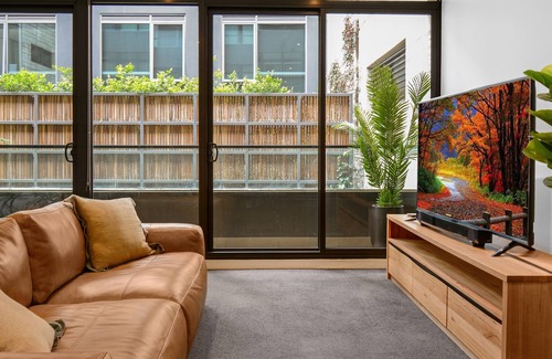 Richmond North Apartment | 'Charlie' in Richmond | King Bed, Free Secure Parking, Gym & Pool