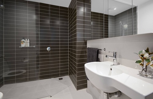 Richmond North Apartment | 'Charlie' in Richmond | King Bed, Free Secure Parking, Gym & Pool