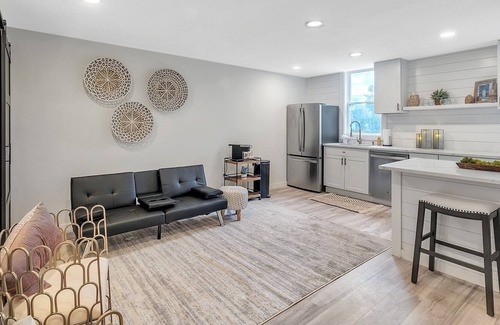 Covington House | Charlotte's Retreat - Covington, Ky Mainstrasse - Cincinnati 1 Bedroom Home by Redawning