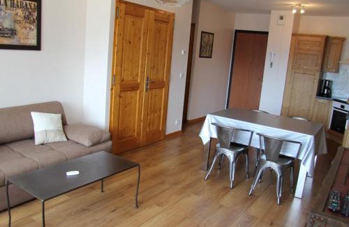 Saint-Jean-de-Sixt Apartment | Charmant appartement au centre du village, proche des stations de ski - 4 personnes - FR-1-459-163
