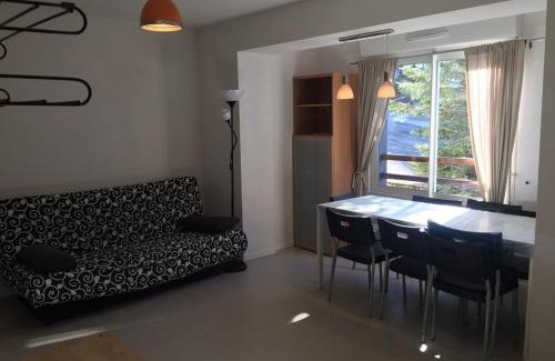 Arette Apartment | Charmant appartement au pied des pistes, pour 6 personnes avec parking et casier à skis - FR-1-602-61