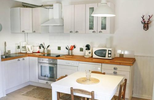 Cauterets Apartment | Charmant Appartement avec Cheminée à Cauterets - Animaux admis, Parking et Terrasse - FR-1-812-18