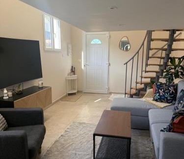 Carros Apartment | Charmant appartement, piscine 15 min de Nice