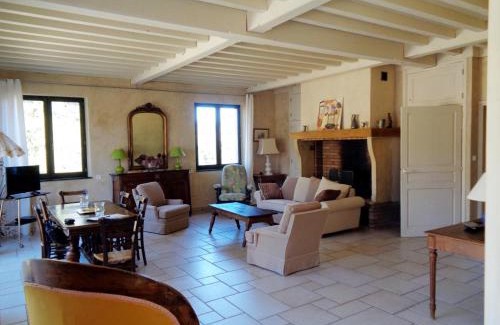 Saint-Haon-le-Vieux House | Charmant Gîte avec Cheminée et Animaux Admis - FR-1-496-31