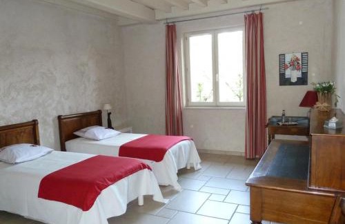 Saint-Haon-le-Vieux House | Charmant Gîte avec Cheminée et Animaux Admis - FR-1-496-31