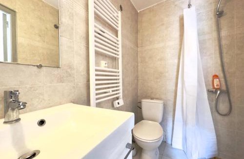 Remoulins Apartment | Charmant studio à 200m du Gardon