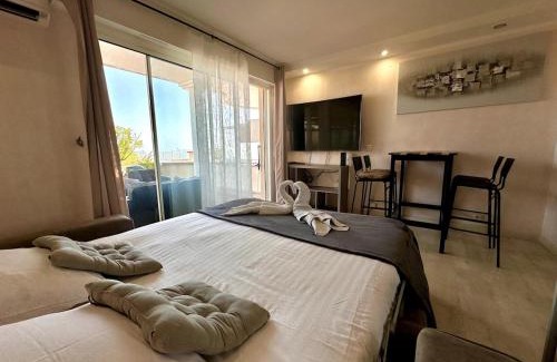 Cap d'Ail Apartment | Charmant studio, piscine, vue mer proche Monaco